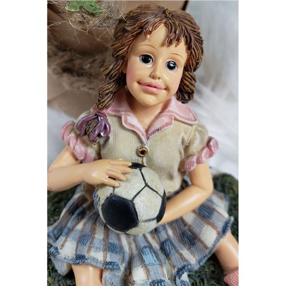 Yesterday's Child Mia The Save Soccer Figurine𤩠- Picture 2 of 11